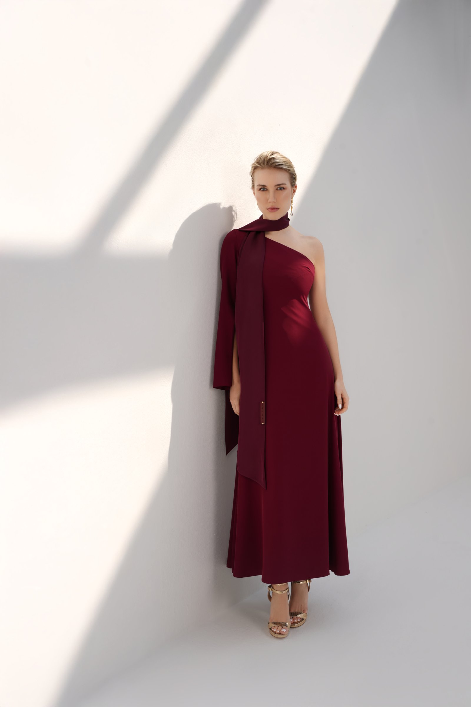Elegant One-Shoulder Crepe Dress with Silk Shawl - Image 3